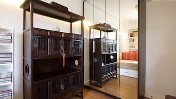 2 bedrooms, in-room safe, iron/ironing board, free WiFi