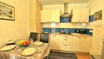 Standard Apartment, 1 Bedroom | Ruang tamu | TV skrin rata