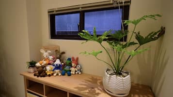 Desk, soundproofing, free WiFi, bed sheets