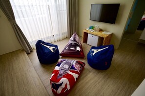 Vierbettzimmer, 2 Doppelbetten, Nichtraucher | Wohnbereich | Flachbildfernseher