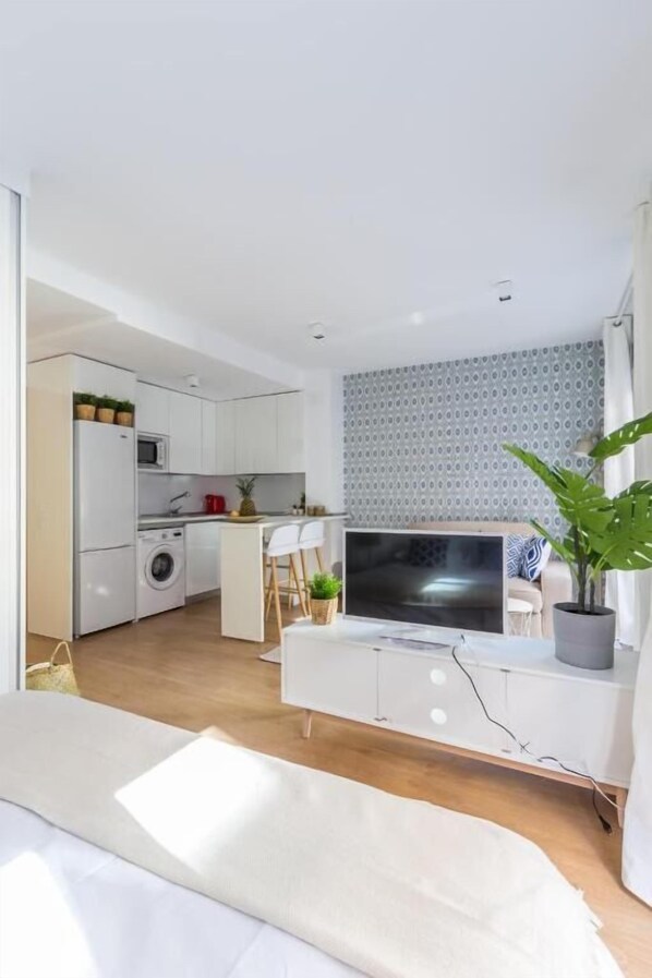 Um apartamento moderno com cozinha, sala de jantar e sala de estar.