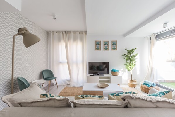 Flat-screen TV - Horoko Apartments by gaiarooms (Madrid)