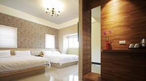 Standard Quadruple Room (301) - Look Villa (Jinning)