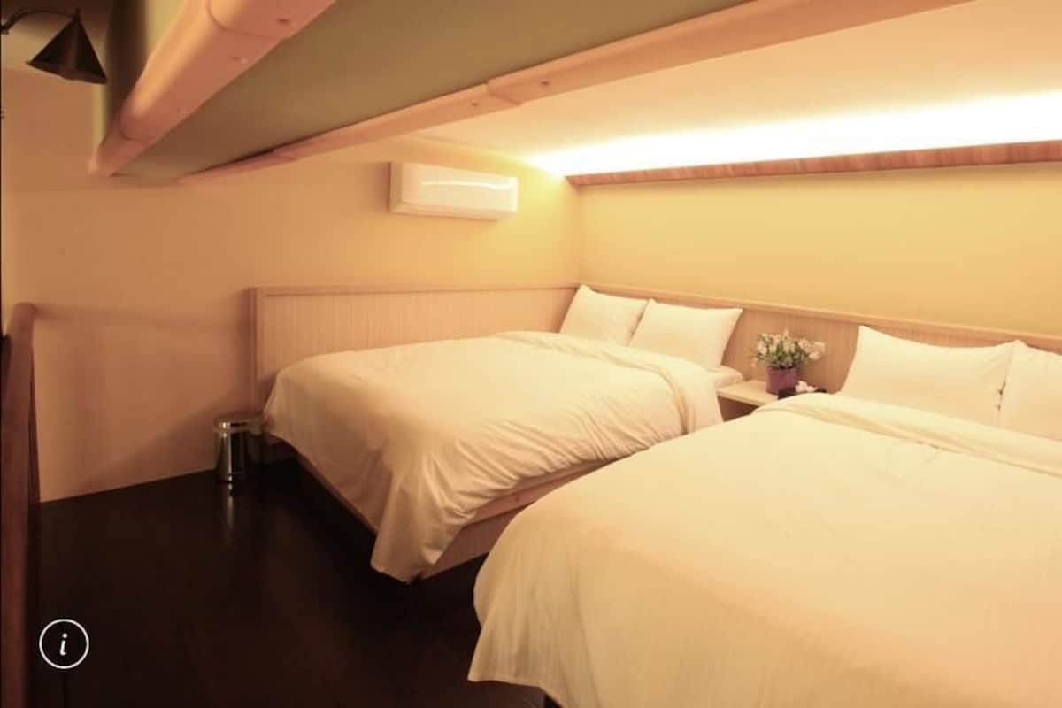 Family Room (201) | Desk, blackout drapes, free WiFi, bed sheets