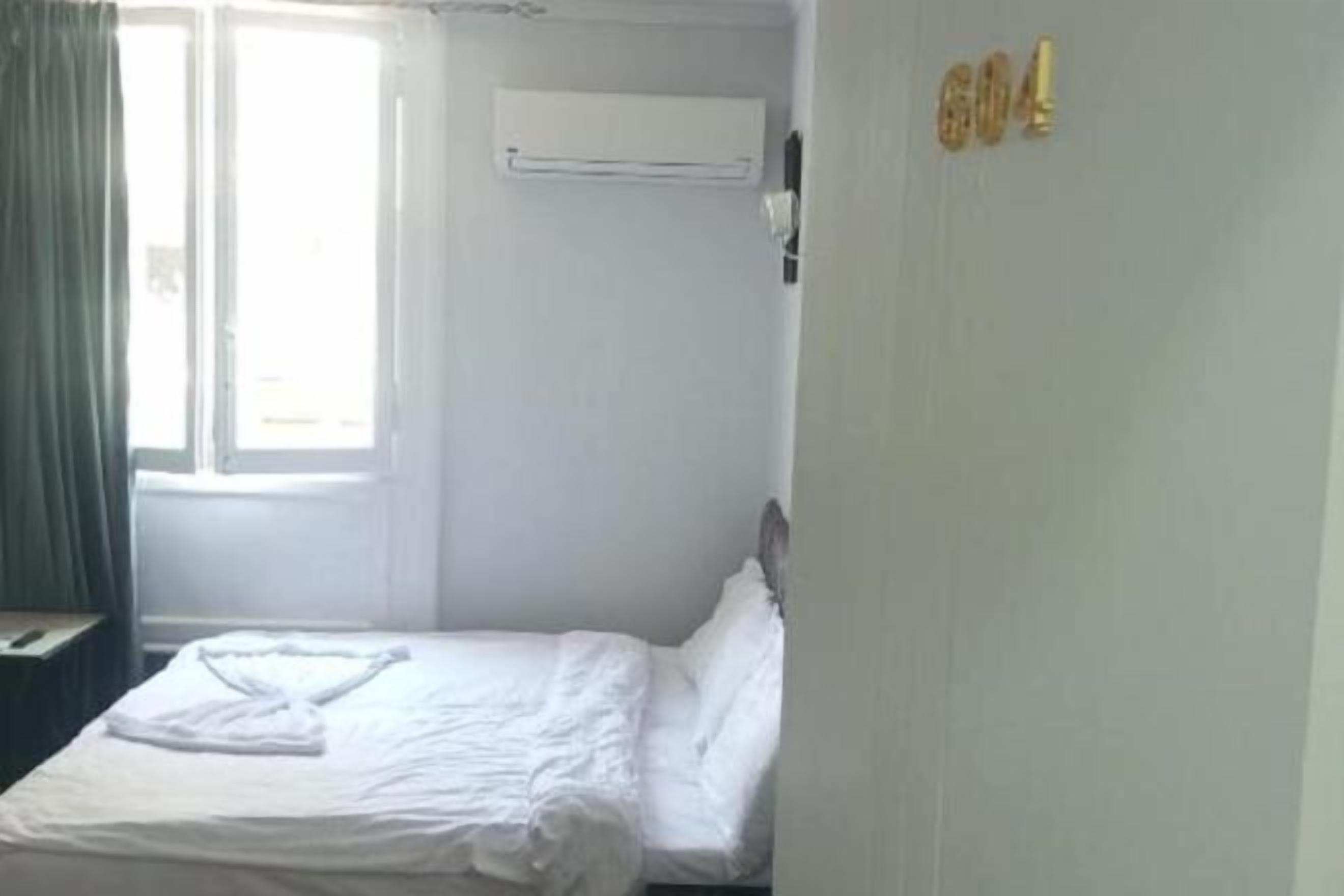 Minibar, caja de seguridad en la habitación y cortinas blackout 