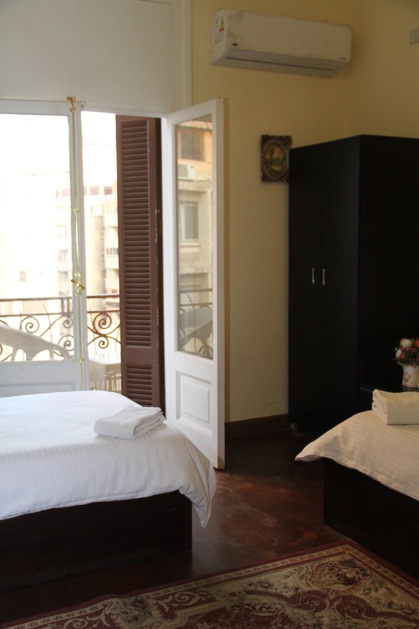 Minibar, caja de seguridad en la habitación y cortinas blackout 