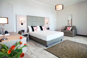 Family Room, 1 Queen Bed with Sofa bed, Non Smoking, Sea View | Premium bedding, down comforters, minibar, in-room safe - Bluripa Guest House (Genoa)
