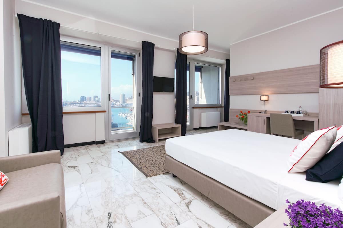Camera familiare, 1 letto queen con divano letto, non fumatori, vista mare | Biancheria da letto di alta qualità, copriletto in piuma, minibar