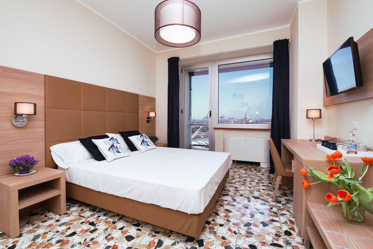 Camera Basic, 1 letto queen, non fumatori, vista porticciolo | Biancheria da letto di alta qualità, copriletto in piuma, minibar