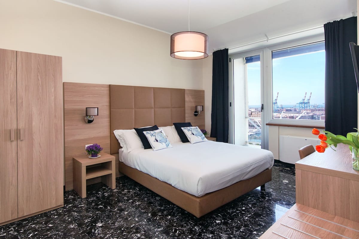 Biancheria da letto di alta qualità, copriletto in piuma, minibar