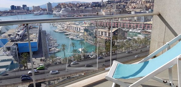 Familienzimmer, 1 Queen-Bett und Schlafsofa, Nichtraucher, Meerblick | Terrasse/Patio