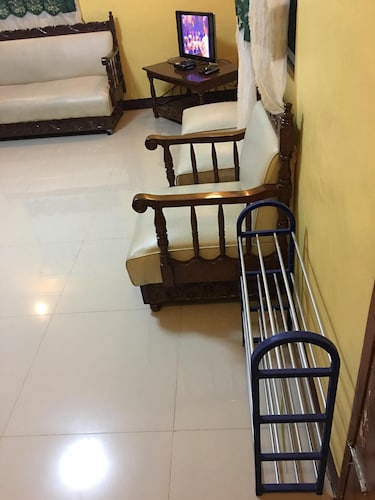 3 Bedroom house, 10mins to Malls & the city proper, located in a quiet subd.