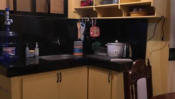 Fridge, stovetop, electric kettle, cookware/dishes/utensils