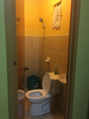 Combined shower/tub, bidet, towels, soap - 3 Bedroom house, 10mins to Malls & the city proper, located in a quiet subd. (Butuan City)