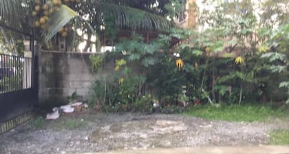 Maison de 3 chambres, à 10 minutes des centres commerciaux et de la ville proprement dite, située dans un quartier calme.