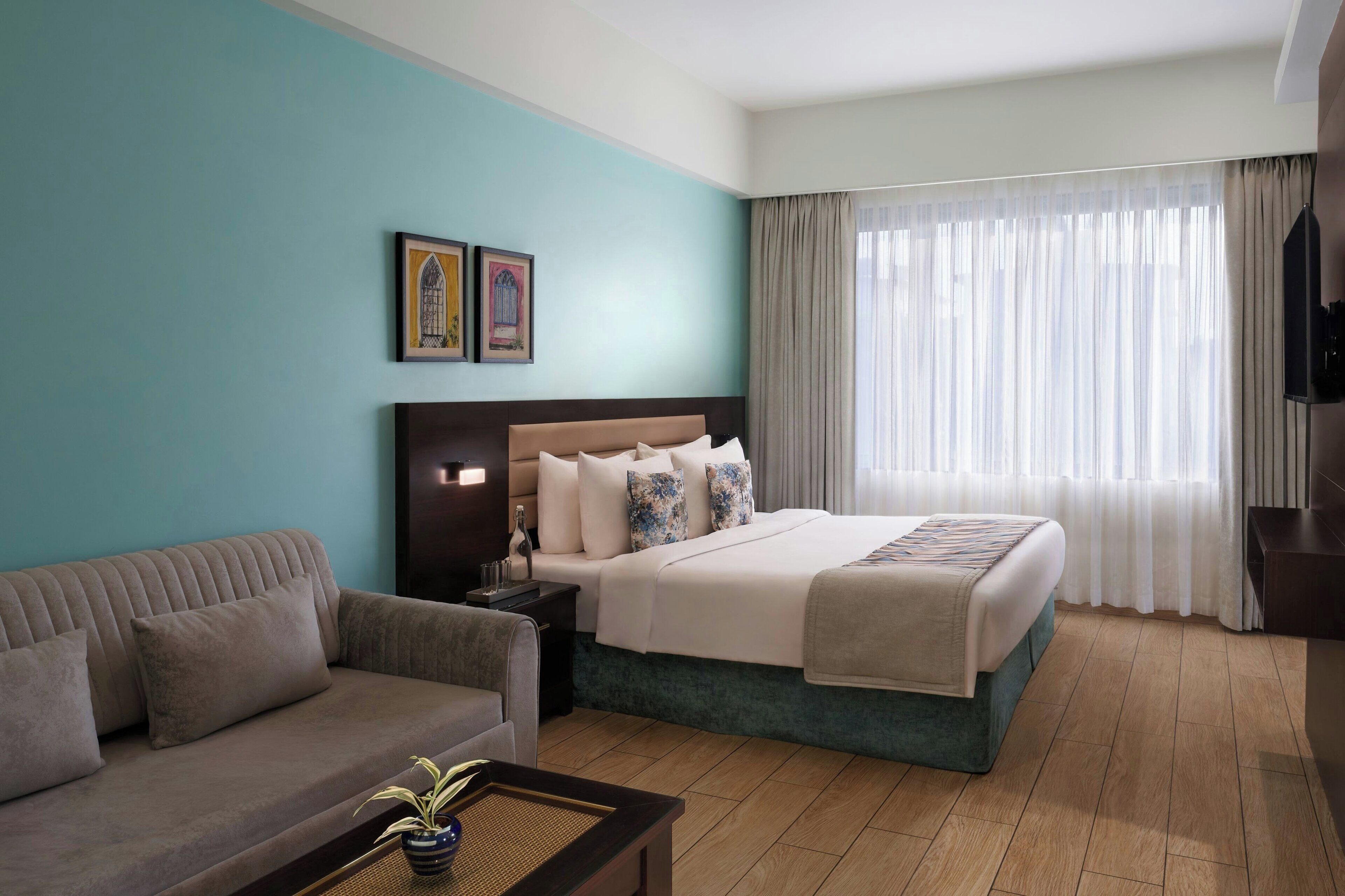 Premium Room, 1 King Bed with Sofa bed | Minibar, in-room safe, desk, iron/ironing board