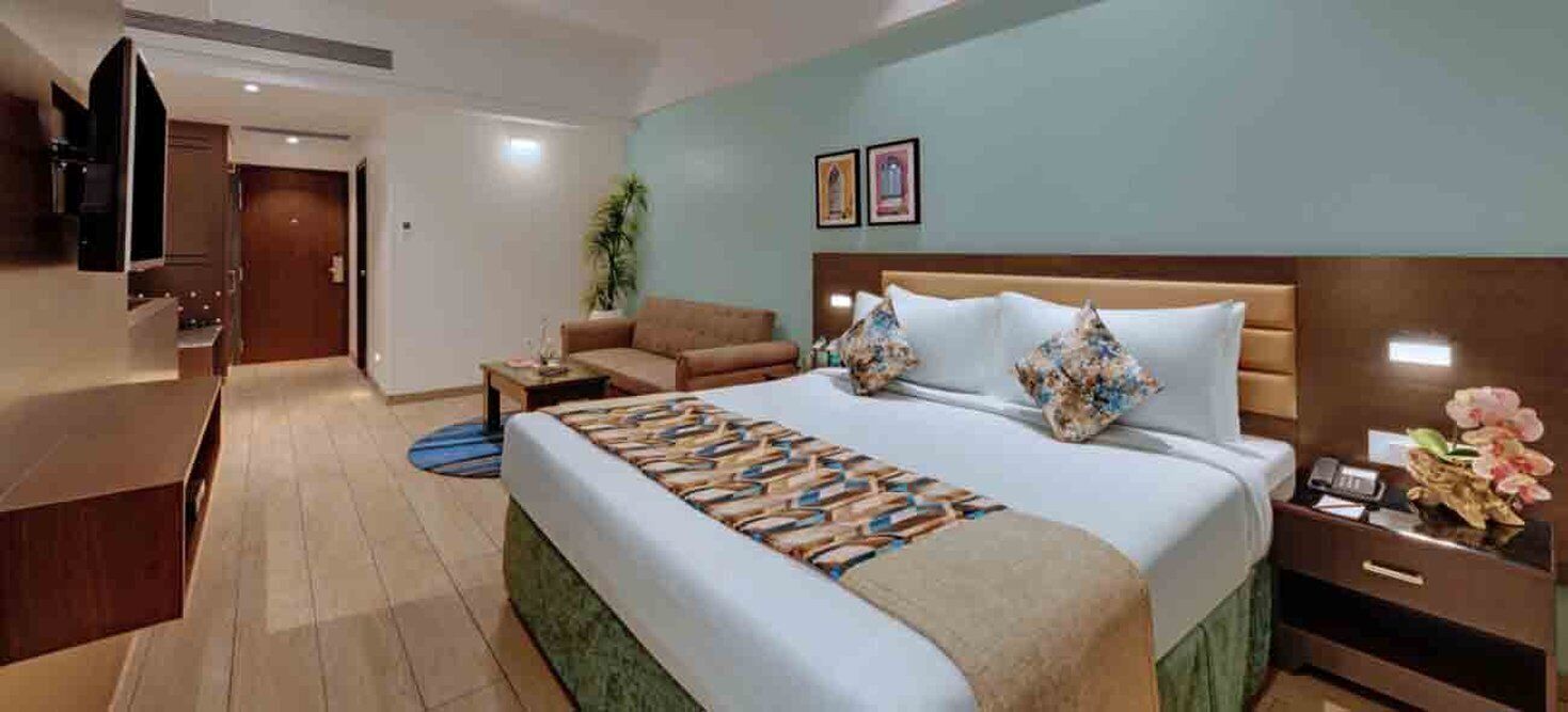 Minibar, caja fuerte, escritorio y tabla de planchar con plancha