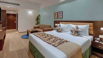 Een minibar, een kluis op de kamer, een bureau