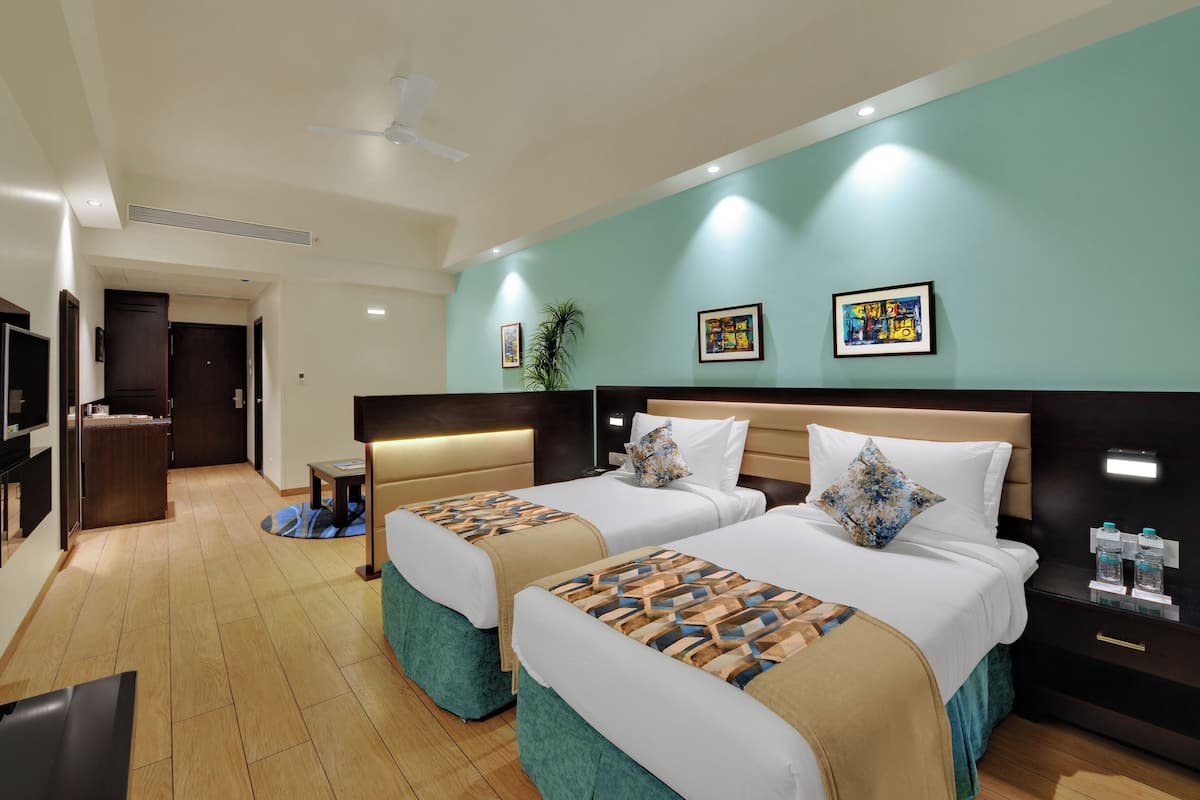 Camera Deluxe con letto matrimoniale o 2 letti singoli, 1 letto king, vista piscina | Minibar, una cassaforte in camera, una scrivania, ferro/asse da stiro
