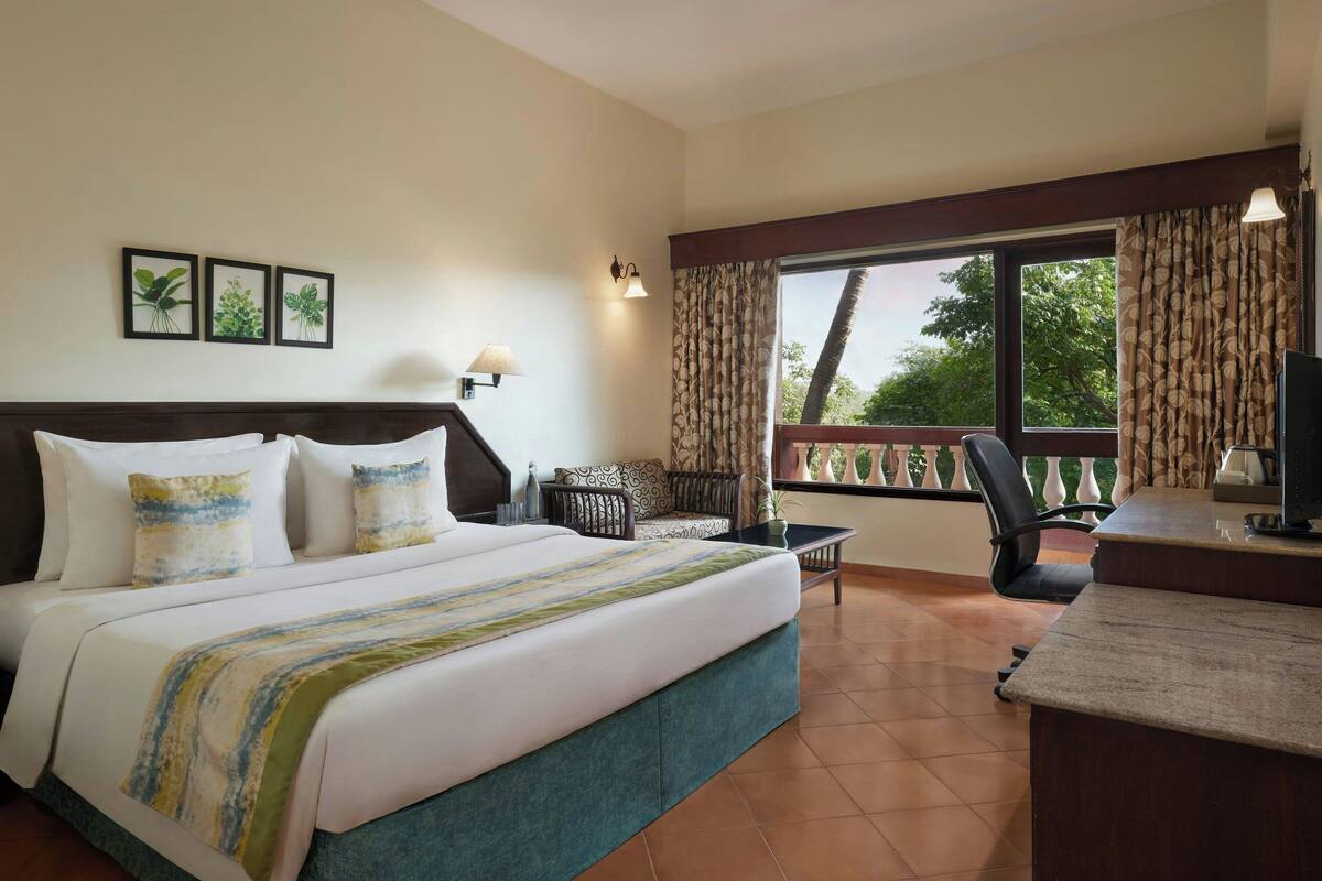 Room, 1 King Bed, Balcony | Minibar, in-room safe, desk, iron/ironing board