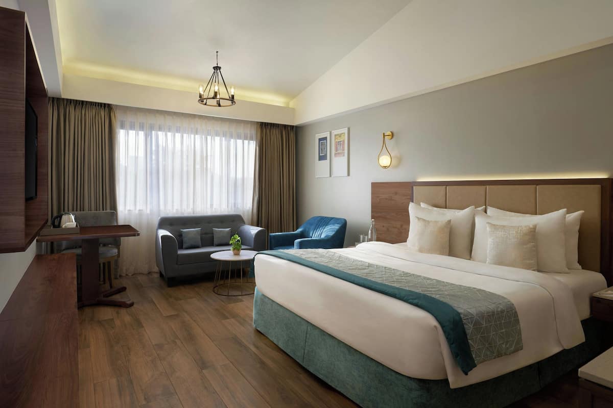 Classic Room, 1 King Bed, Pool View | Minibar, in-room safe, desk, iron/ironing board