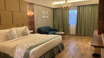 Minibar, in-room safe, desk, iron/ironing board