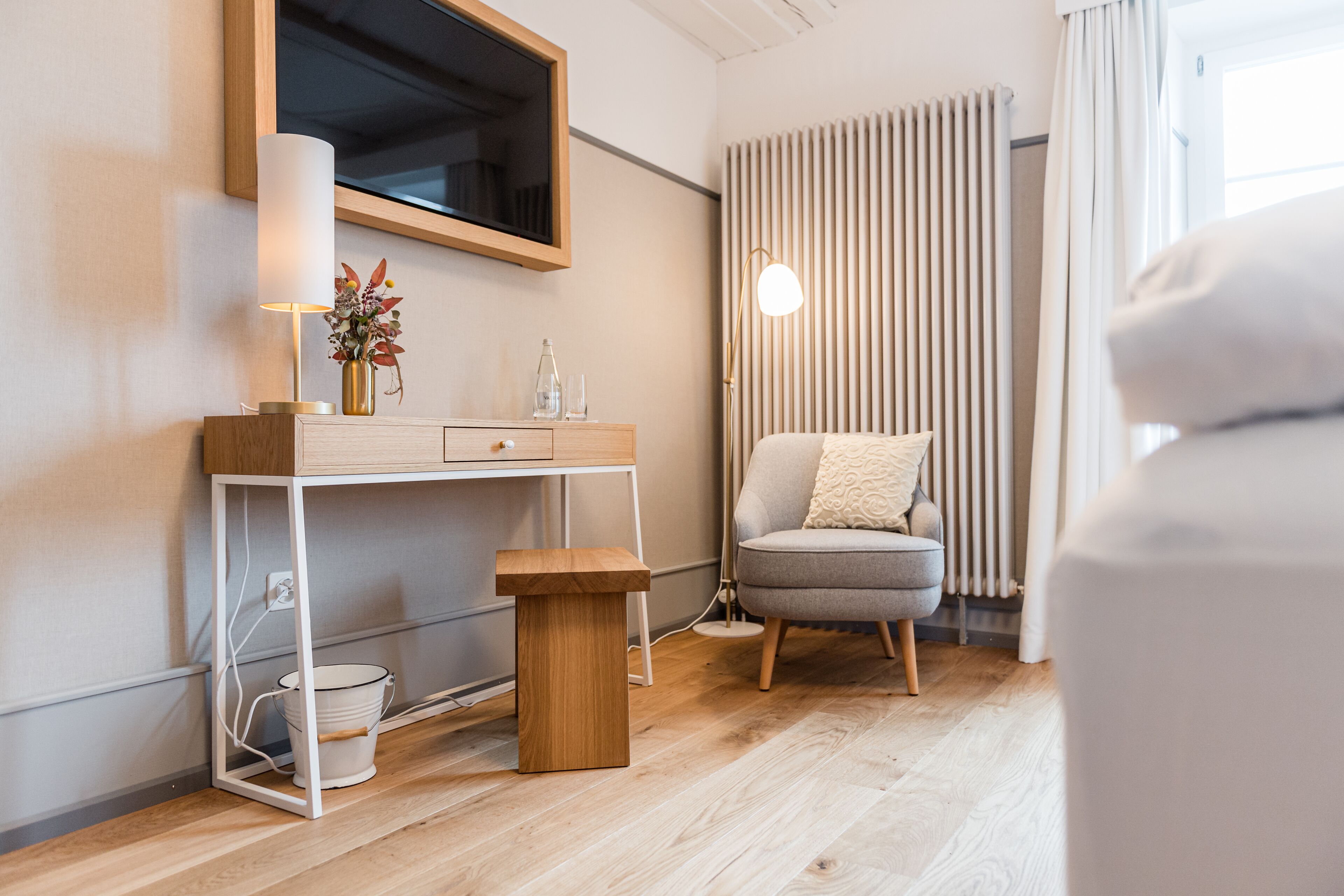 superior comfort queen size | living area | tv