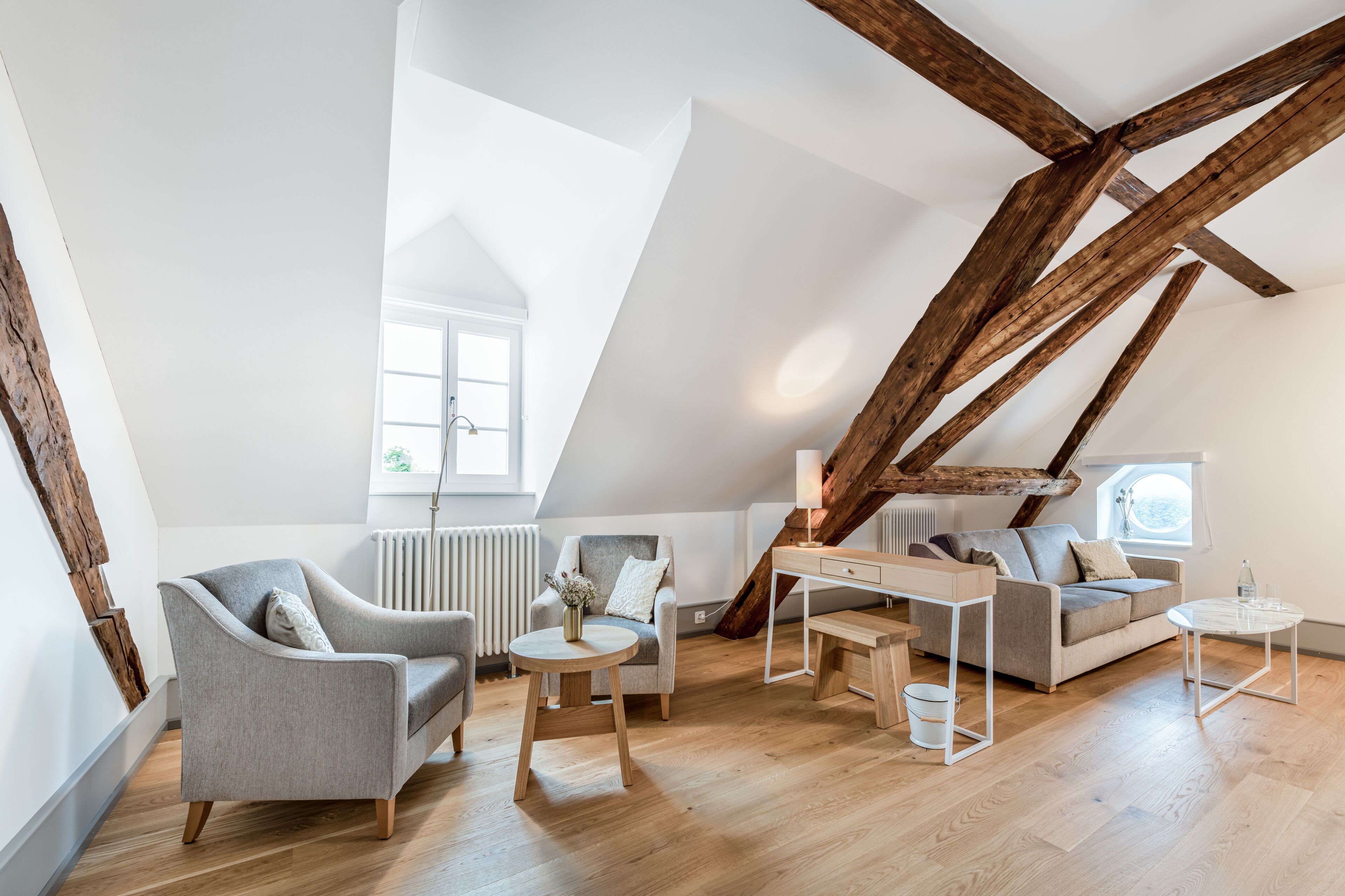 Suite familiar, 1 cama King size y sofá cama, vista a la colina | Área de sala de estar | Televisión 