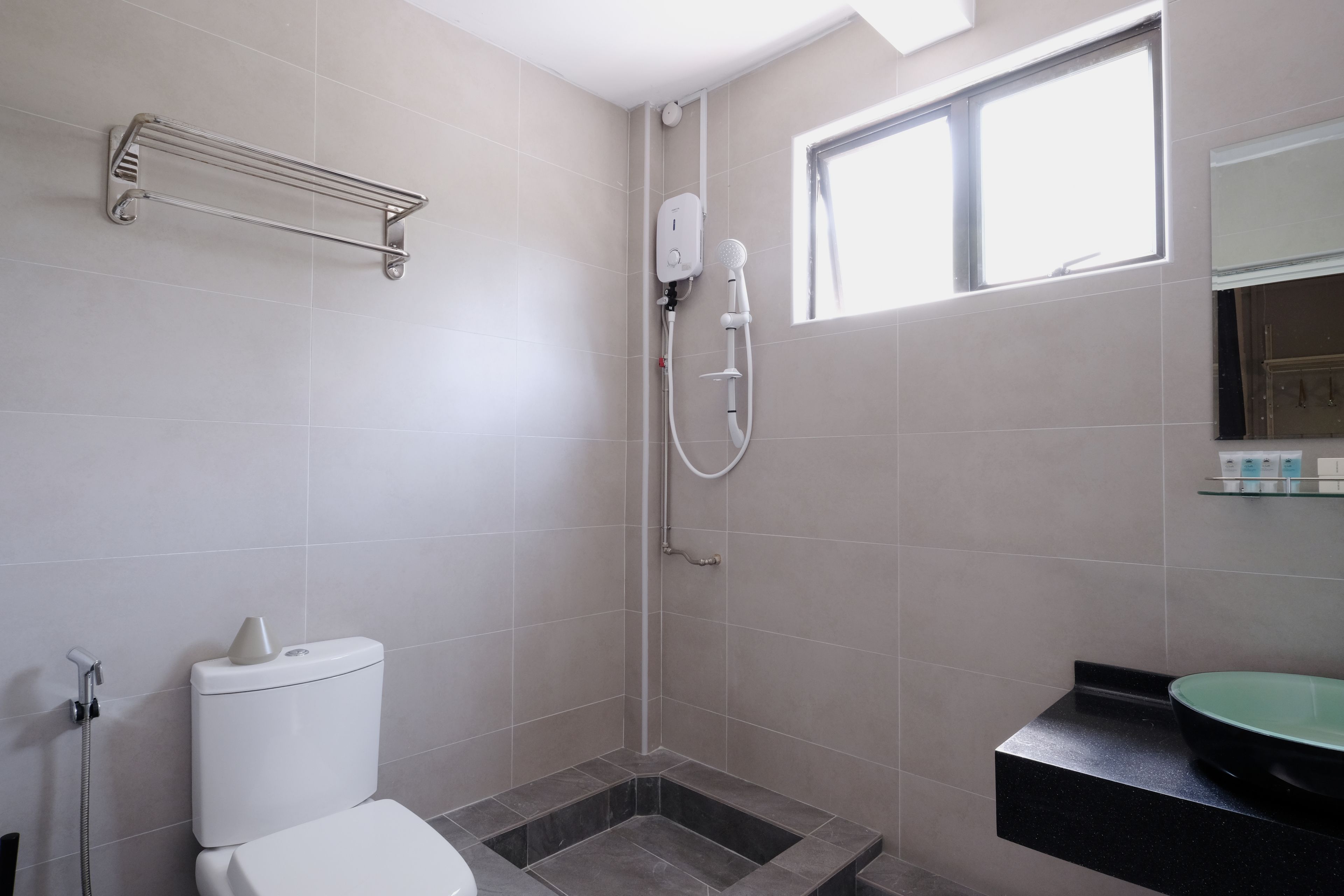 Suihku, ilmaiset hygieniatuotteet, hiustenkuivaaja, bidee