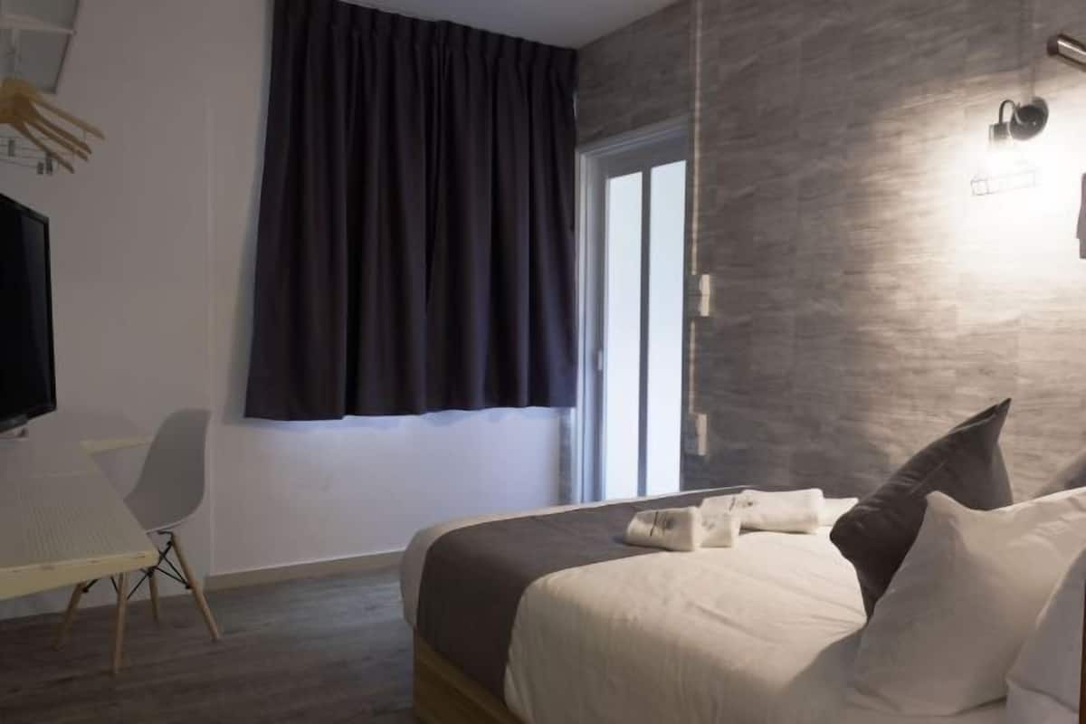 Select Comfort -patjalliset sängyt, tallelokero huoneessa, työpöytä