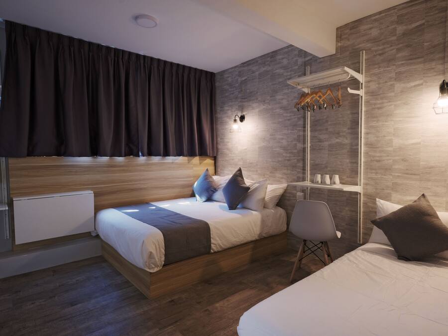 Executive Family Triple Room | Select Comfort-senge, pengeskab på værelset, skrivebord