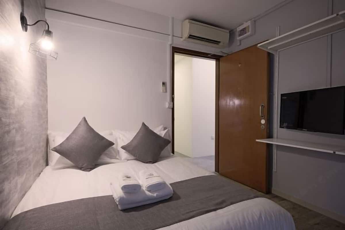Select Comfort -patjalliset sängyt, tallelokero huoneessa, työpöytä