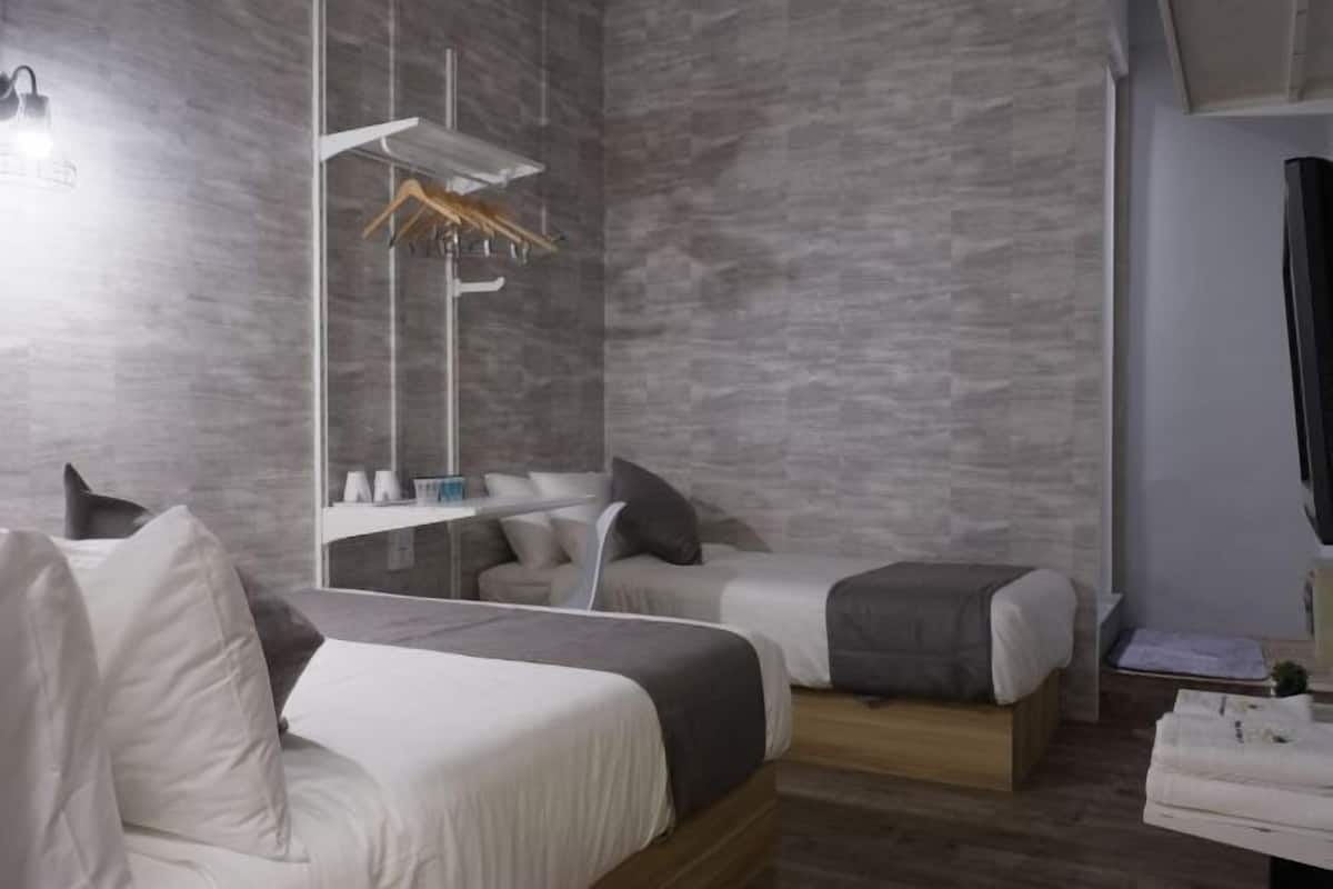 Select Comfort -patjalliset sängyt, tallelokero huoneessa, työpöytä
