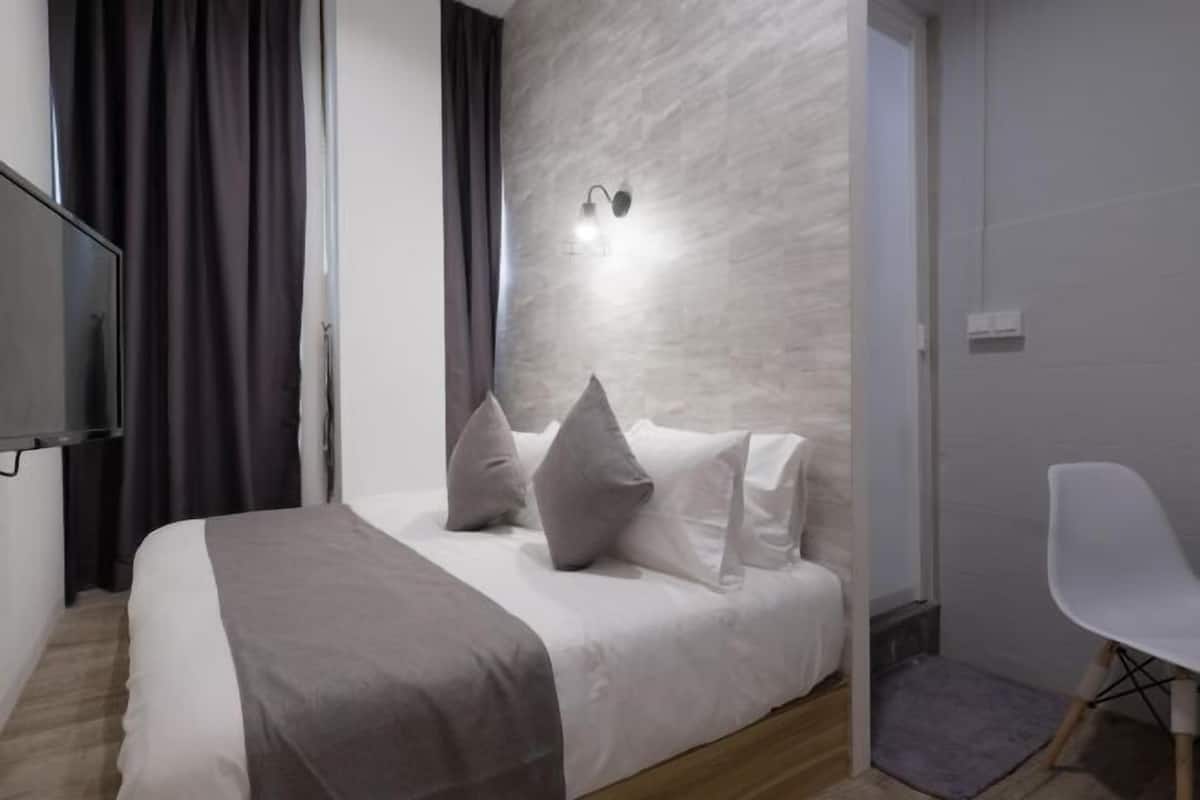 Select Comfort -patjalliset sängyt, tallelokero huoneessa, työpöytä