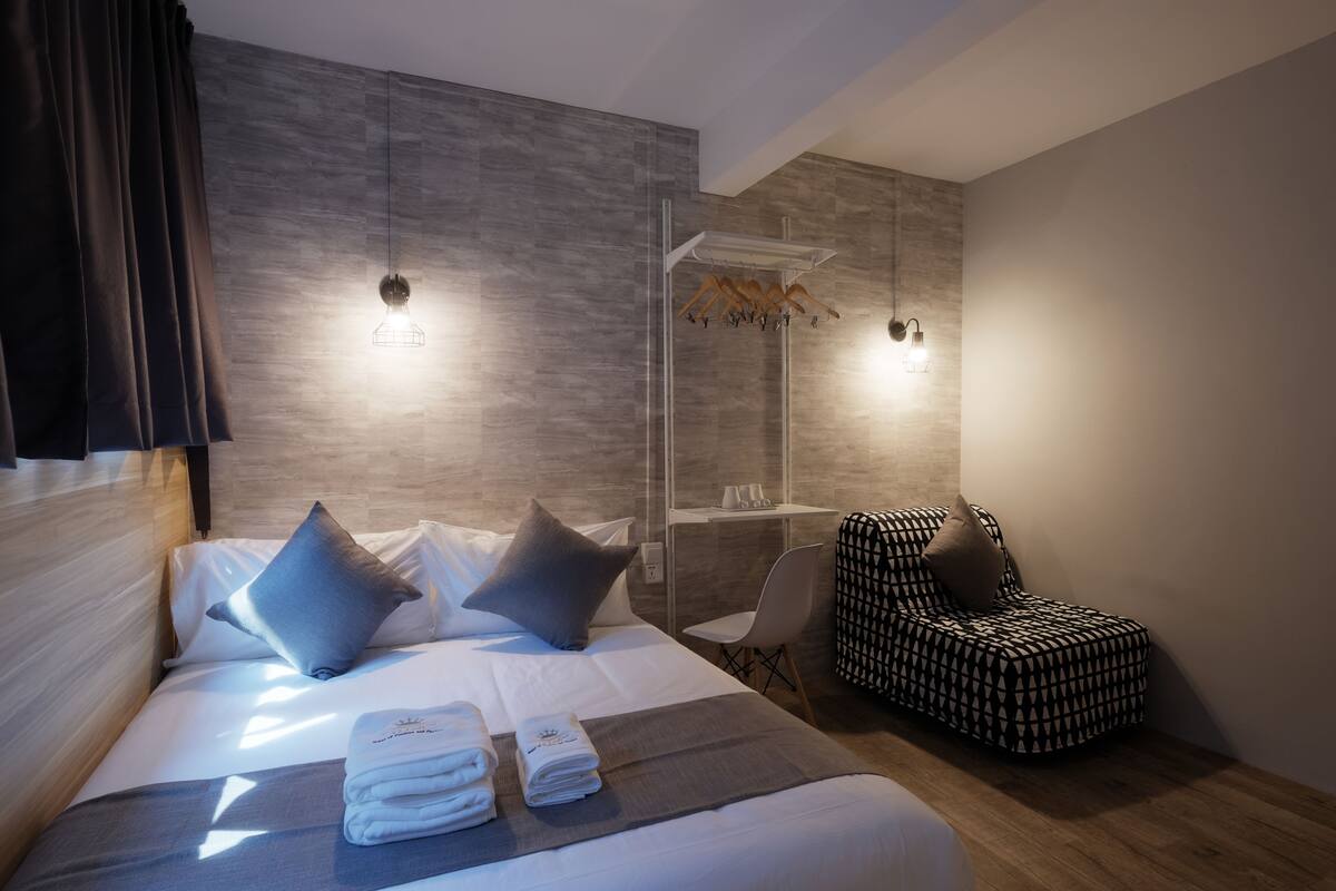 Quarto triplo família | Camas Select Comfort, cofres nos quartos, escrivaninha
