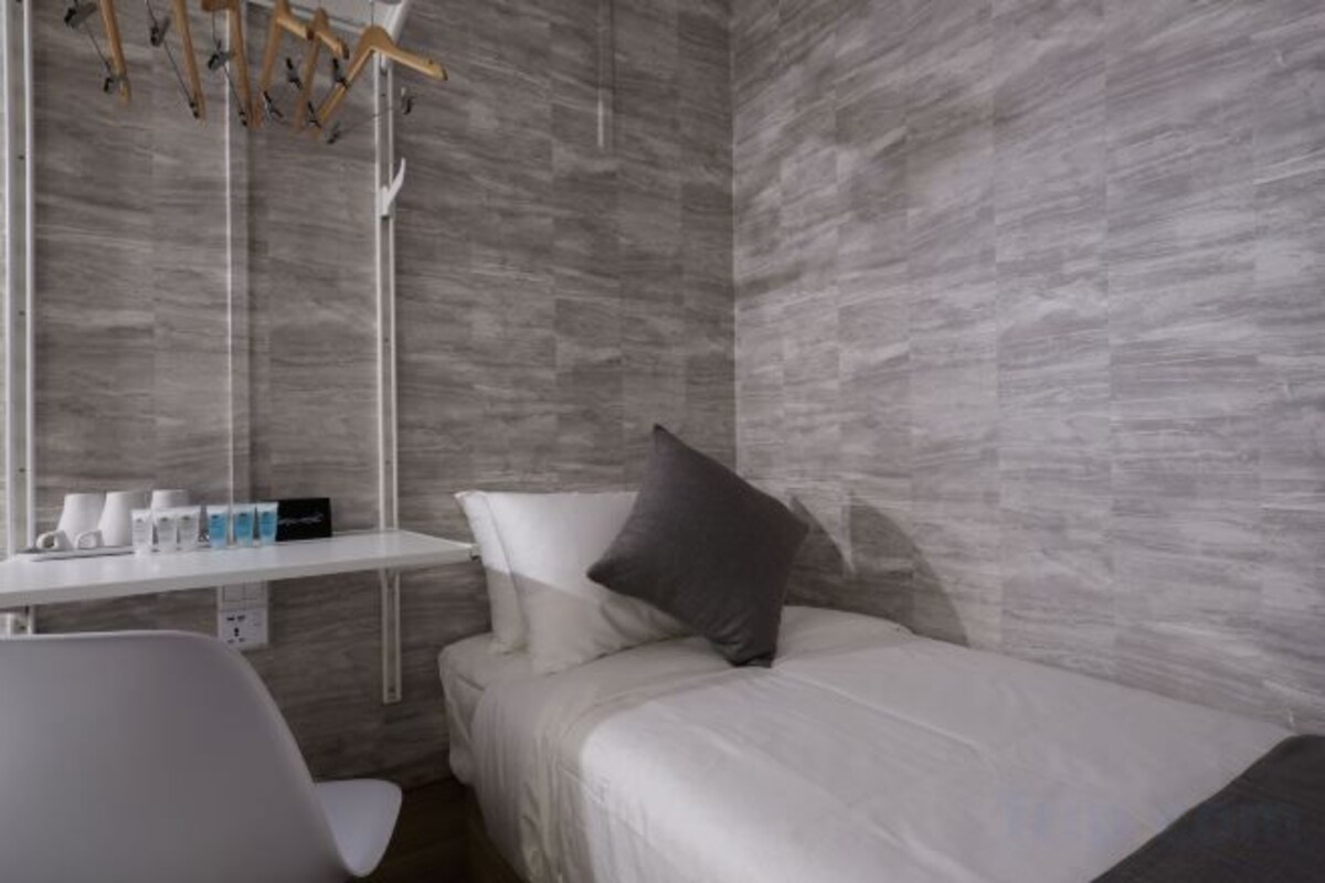 Single Room with No Window
