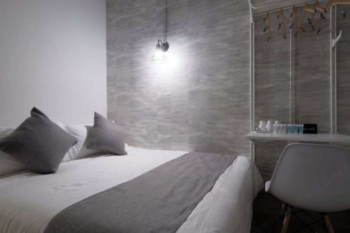 Senger med Select Comfort-madrass, safe på rommet og skrivebord