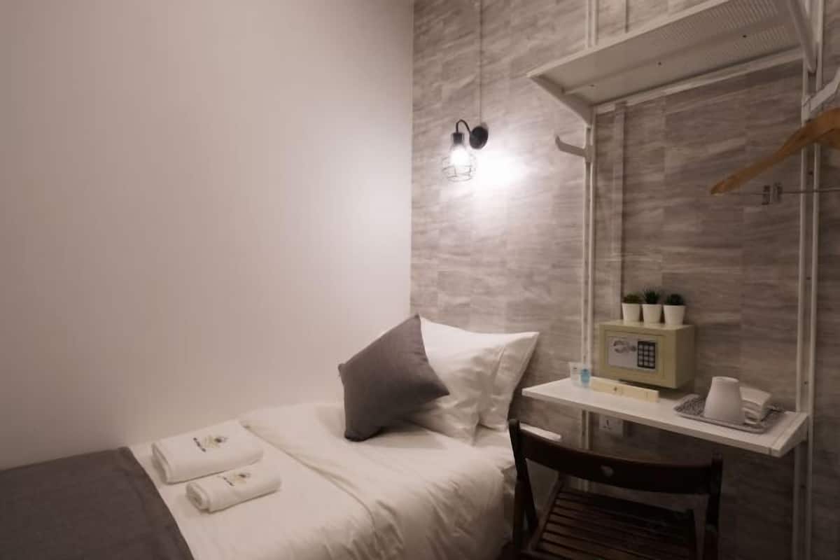 Select Comfort -patjalliset sängyt, tallelokero huoneessa, työpöytä