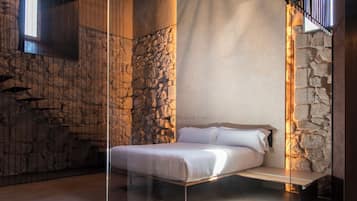 In-room safe, soundproofing, free WiFi, bed sheets