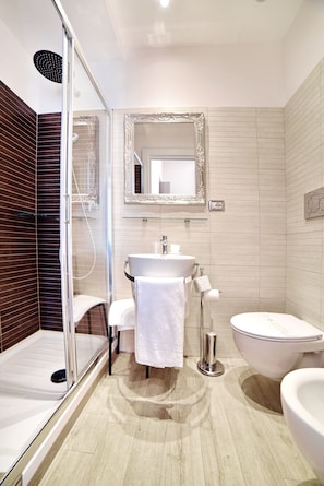 Habitación Deluxe | Baño | Amenidades de baño gratuitas, secadora de cabello, pantuflas, bidet