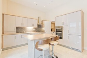 Microwave, stovetop, electric kettle, cookware/dishes/utensils - Sophia Townhouse B&B (Malahide)