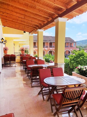 Outdoor dining - Hotel Regina Corfu (Corfu)