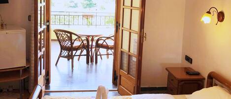 Basic-Doppelzimmer, Poolblick | Verdunkelungsvorhänge, schallisolierte Zimmer, Bügeleisen/Bügelbrett