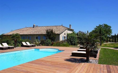 EUCALYPTUS Gîte - 100 m2 - 4 people - Private access, parking and garden. Estate with swimming pool and private park Discreetly adjoining the Gîte Cyprès with private garden, terrace and parking.