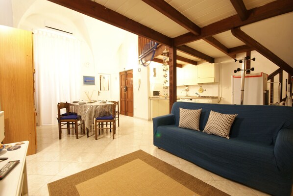 Ullakkohuoneisto | Olohuone | Taulutelevisio