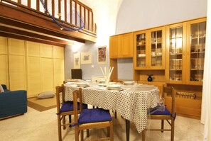 Ullakkohuoneisto | Olohuone | Taulutelevisio