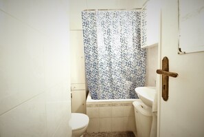 Ullakkohuoneisto | Kylpyhuone | Kylpyamme, hiustenkuivaaja, pyyhkeet