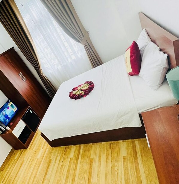 Deluxe Double Room (Window) | Premium bedding, down comforters, pillowtop beds, minibar - Sapphire Hotel Hue (Hue)