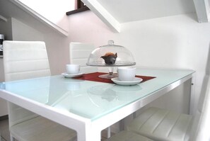 Apartment, 1 Queen-Bett und Schlafsofa, Nichtraucher | Wohnbereich | LED-Fernseher