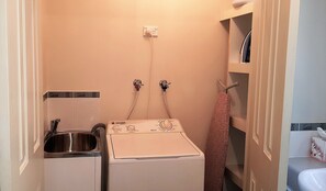 Kostenlose Toilettenartikel, Haartrockner, Handtücher